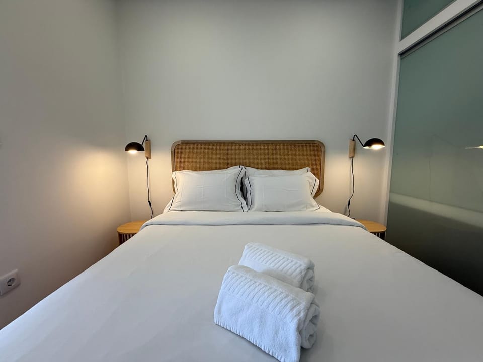 Bed, Bedroom, towels