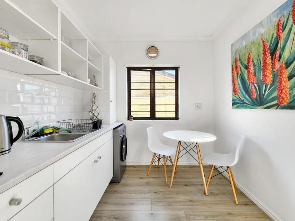 Kitchen or kitchenette, Dining area, stove