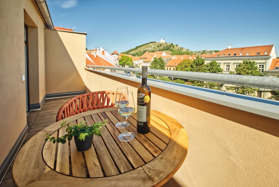 View (from property/room), Balcony/Terrace, Seating area, City view, Landmark view, Street view