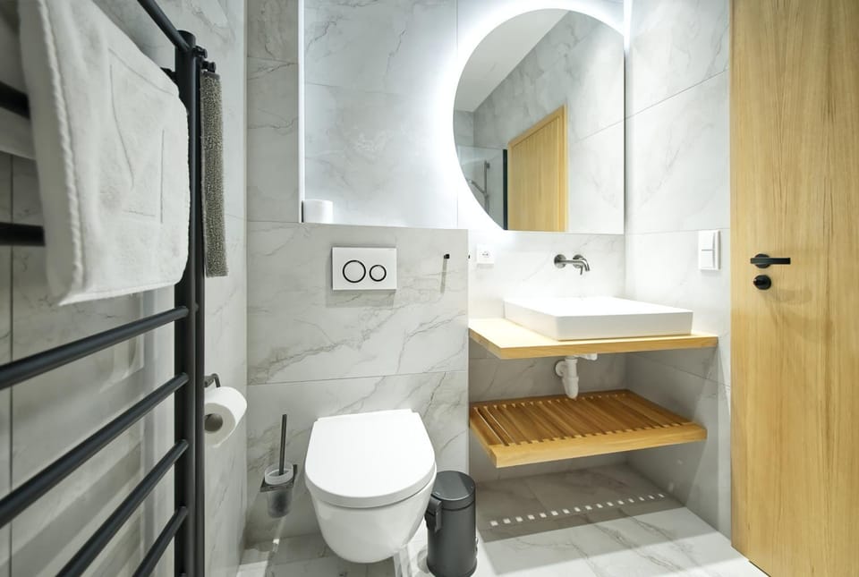 Shower, Toilet, Bathroom, towels