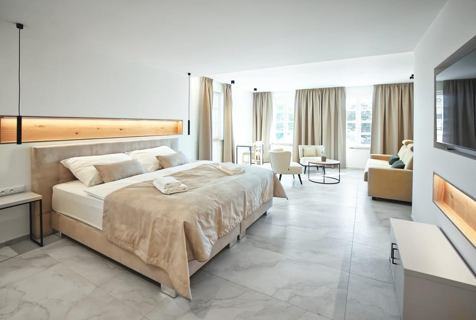 Bed, TV and multimedia, Living room, Photo of the whole room, Seating area, Bedroom, towels