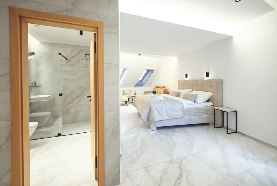 Bed, Bathroom, Living room, Photo of the whole room, Seating area, Bedroom, towels