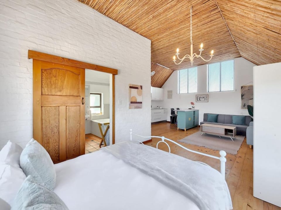 Bed, Kitchen or kitchenette, Living room, Photo of the whole room, Bedroom