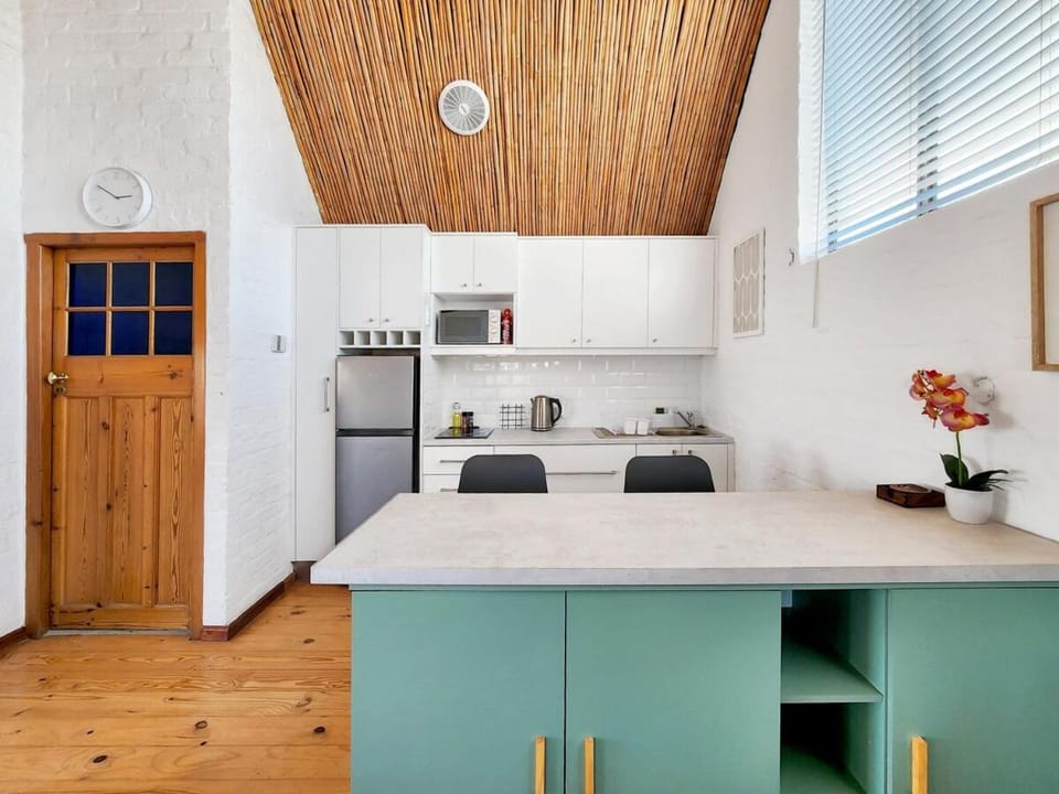 Bed, Photo of the whole room, Dining area, Bedroom