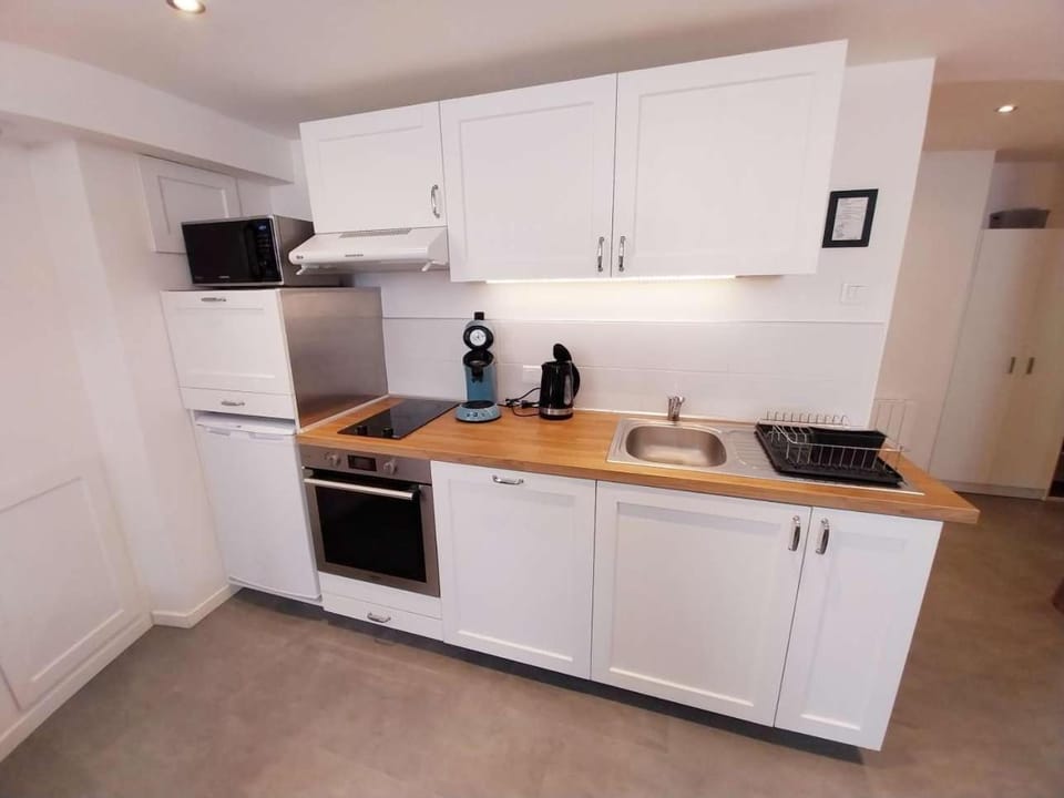Kitchen or kitchenette, dishwasher, stove, toaster