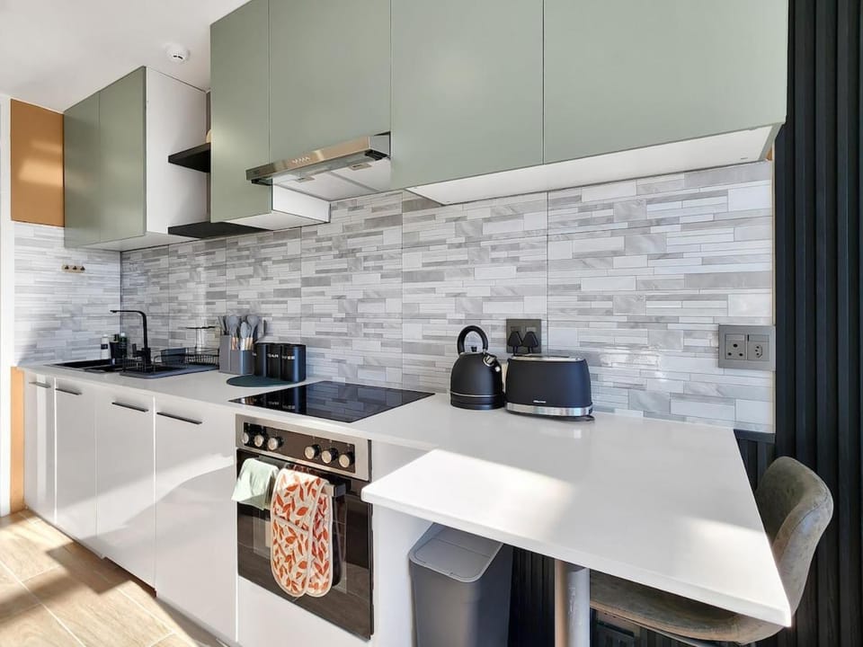 Coffee/tea facilities, Kitchen or kitchenette, Dining area, toaster