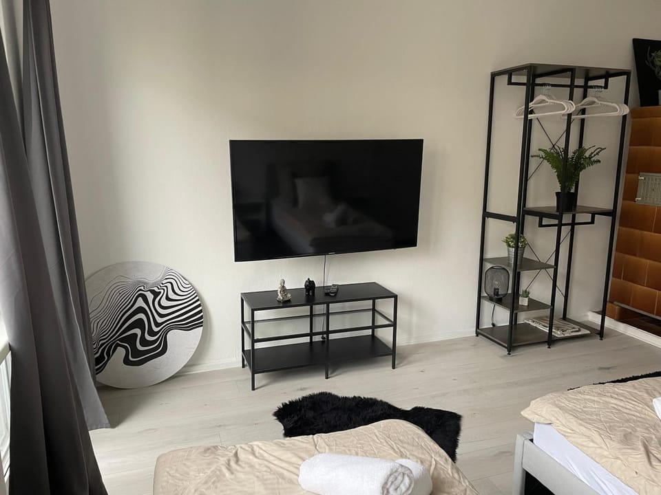 Bed, TV and multimedia, Photo of the whole room, Evening entertainment, Bedroom, towels