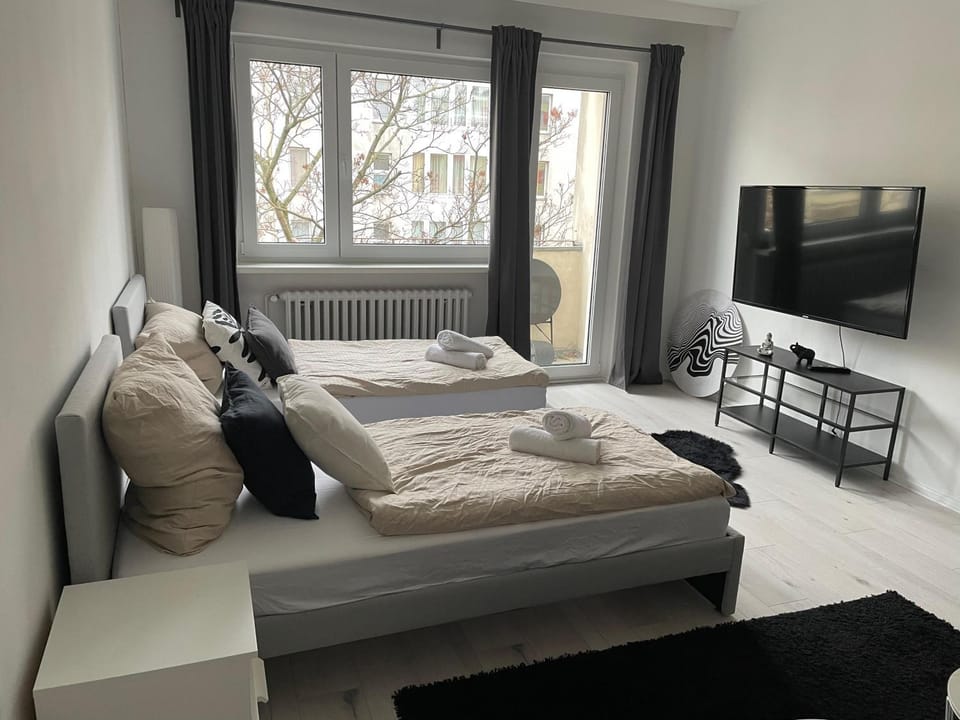 Bed, TV and multimedia, Living room, Photo of the whole room, Seating area, Evening entertainment, Bedroom, towels