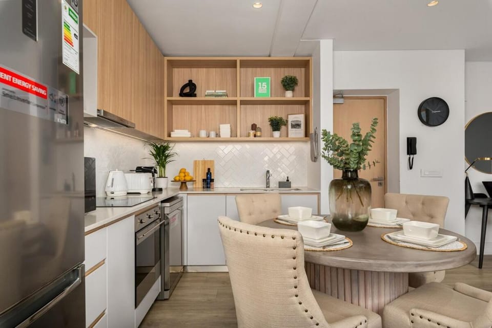 Coffee/tea facilities, Living room, Seating area, Dining area, Food, oven
