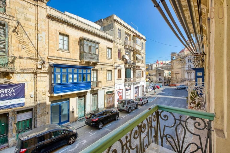 Property building, Neighbourhood, City view, Street view, Location