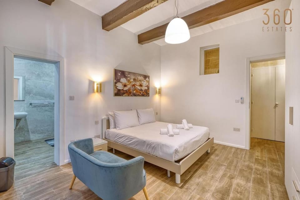 Bed, Bathroom, Bedroom, towels