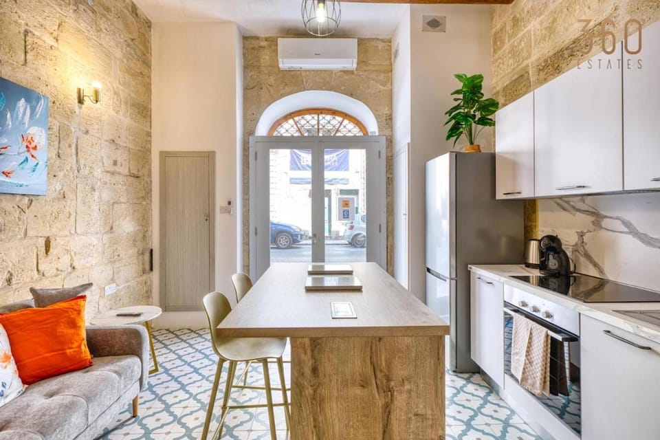 Kitchen or kitchenette, Living room, Seating area, Dining area, minibar, oven, pet friendly, stove