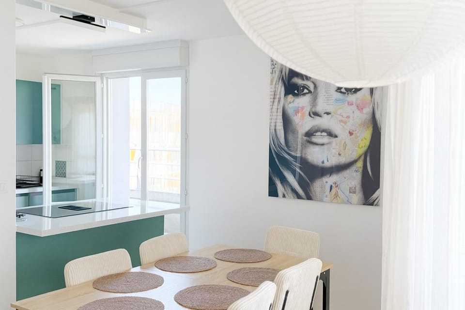 Decorative detail, Seating area, Dining area