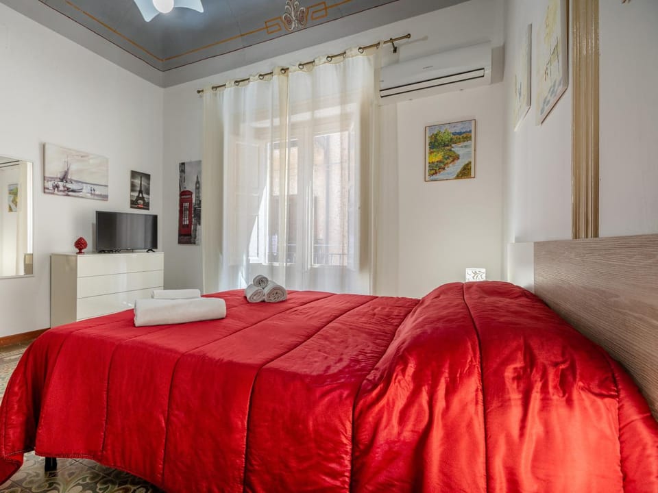 Bed, TV and multimedia, Photo of the whole room, Bedroom