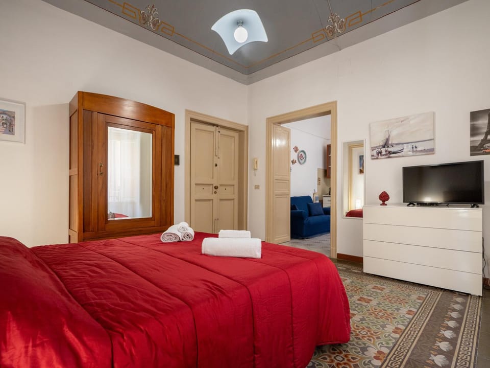 Bed, TV and multimedia, Photo of the whole room, Bedroom