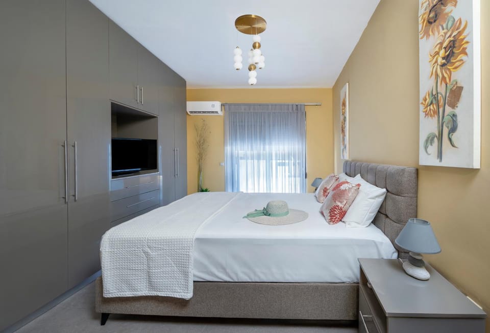 Bed, TV and multimedia, Photo of the whole room, Bedroom