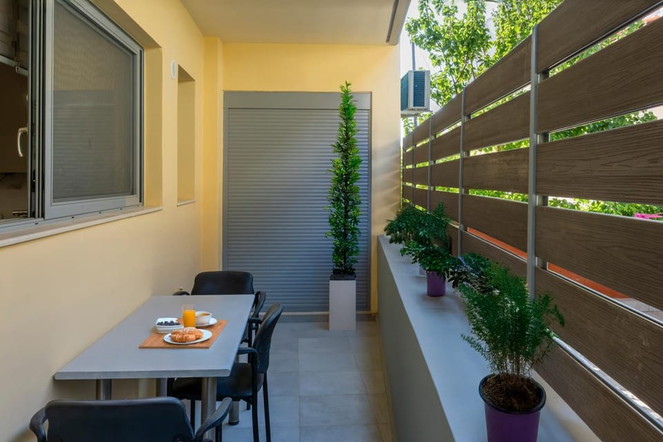 Patio, Day, Balcony/Terrace, Balcony/Terrace, Food and drinks, Dining area, Food