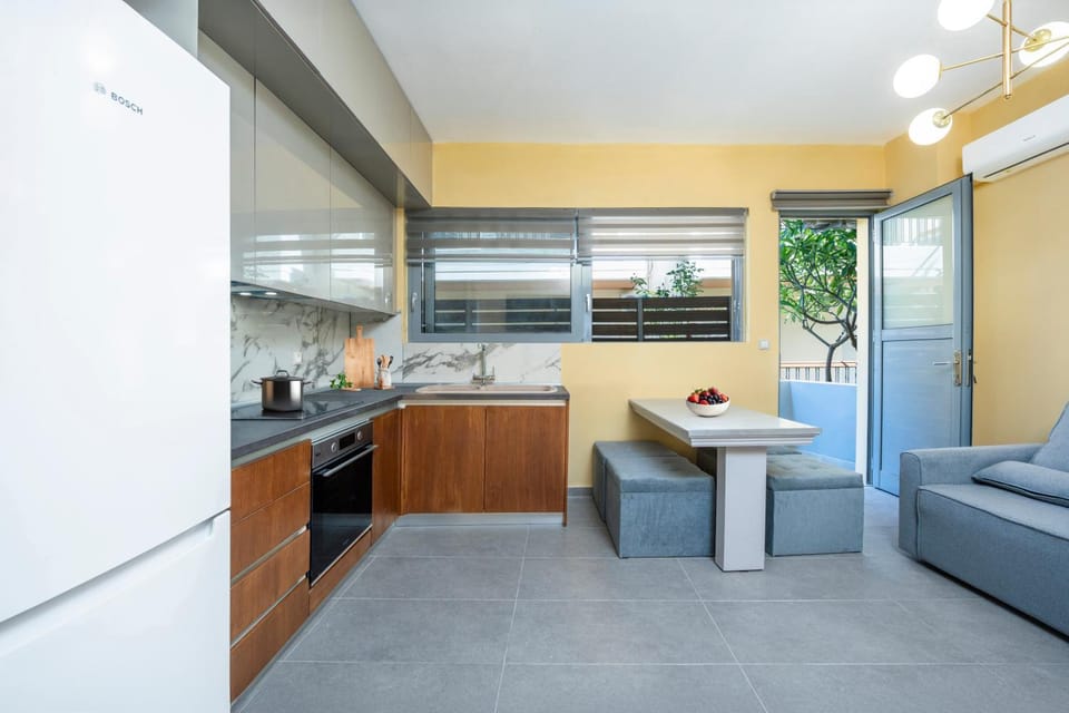 Kitchen or kitchenette, Living room, Seating area, Dining area, stove