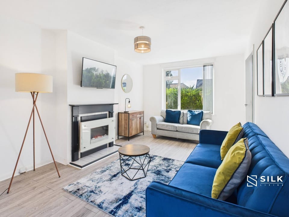 Modern 3 Bed Home Near QA Hospital, Sleeps 7 House in Portsmouth