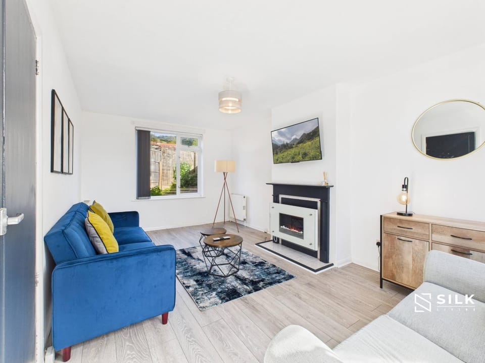 Modern 3 Bed Home Near QA Hospital, Sleeps 7 House in Portsmouth
