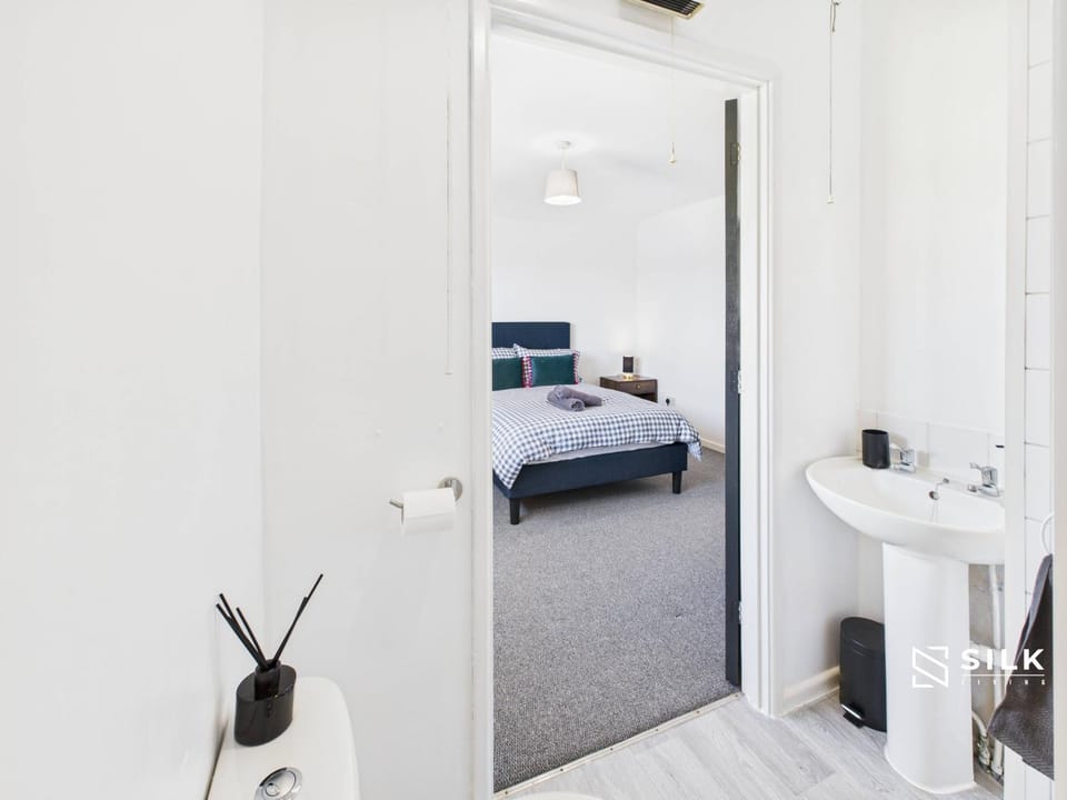 Modern 3 Bed Home Near QA Hospital, Sleeps 7 House in Portsmouth