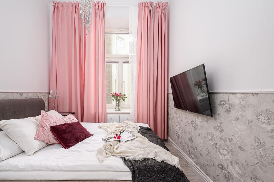 Bed, TV and multimedia, Photo of the whole room, Evening entertainment, Bedroom, towels