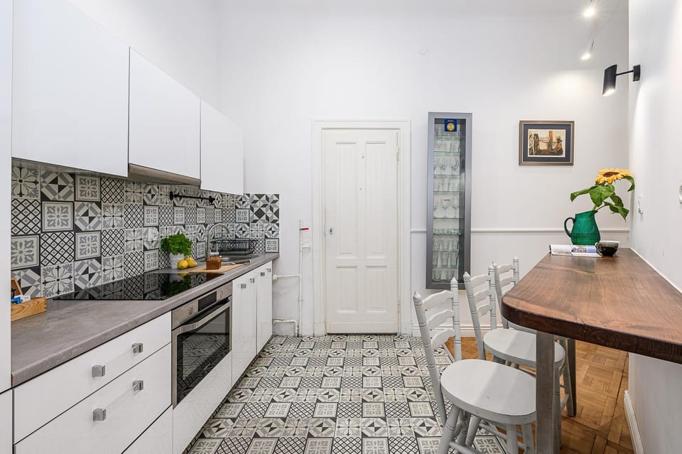 Kitchen or kitchenette, Dining area, oven, stove