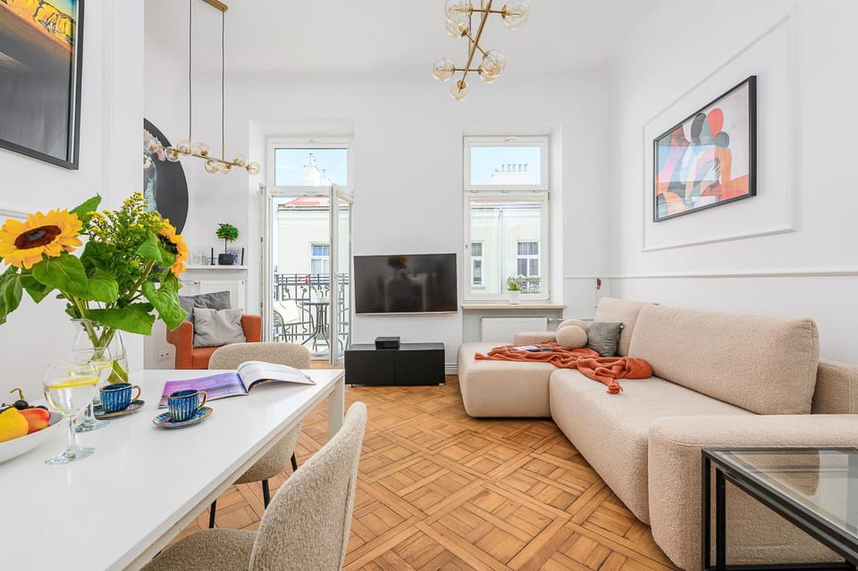 TV and multimedia, Living room, Seating area, Dining area, Evening entertainment