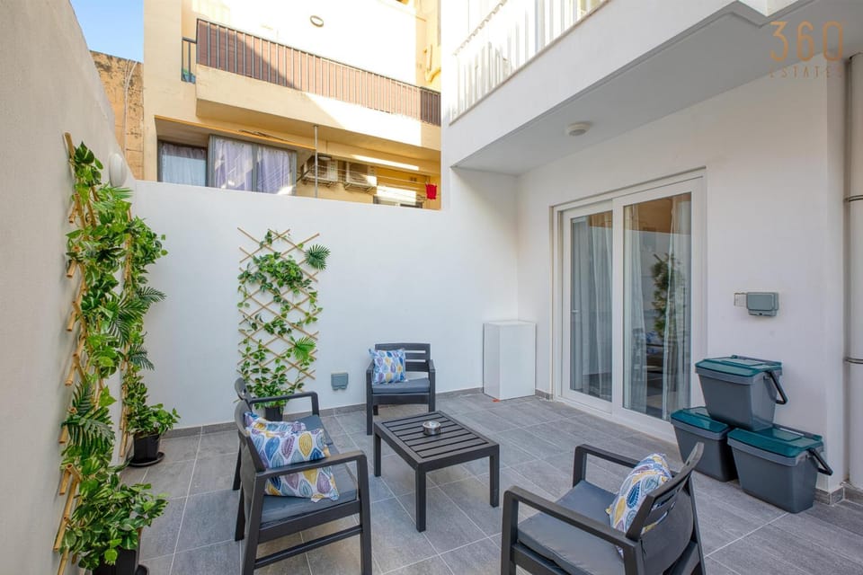Patio, Day, View (from property/room), Balcony/Terrace, Living room, Seating area, sunbed
