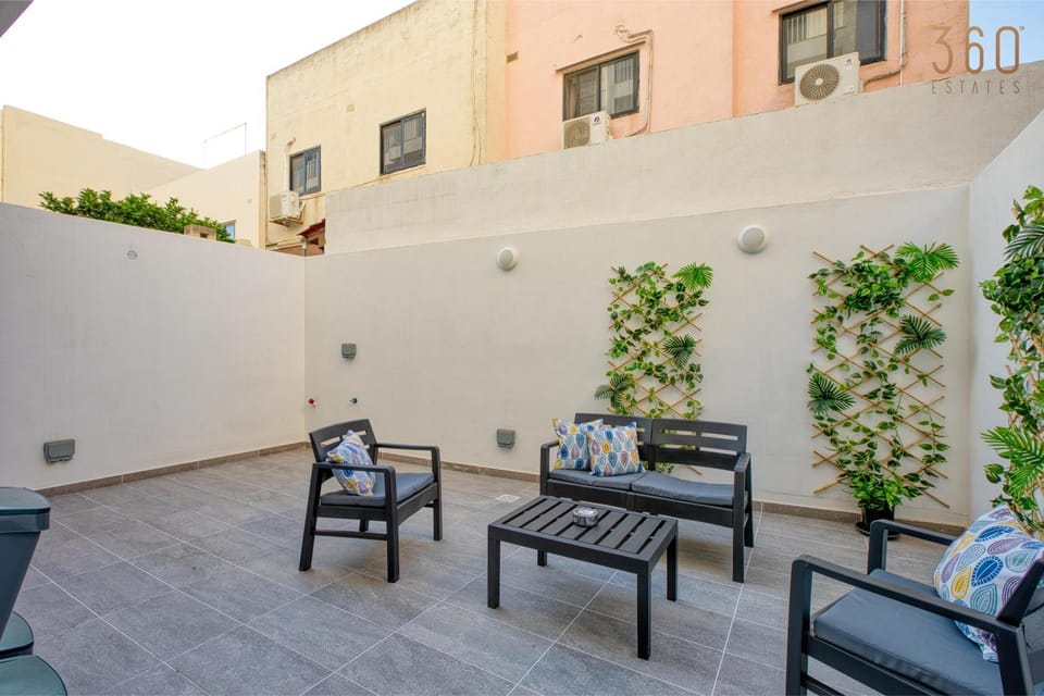 Patio, Day, View (from property/room), Balcony/Terrace, Living room, Seating area, Dining area