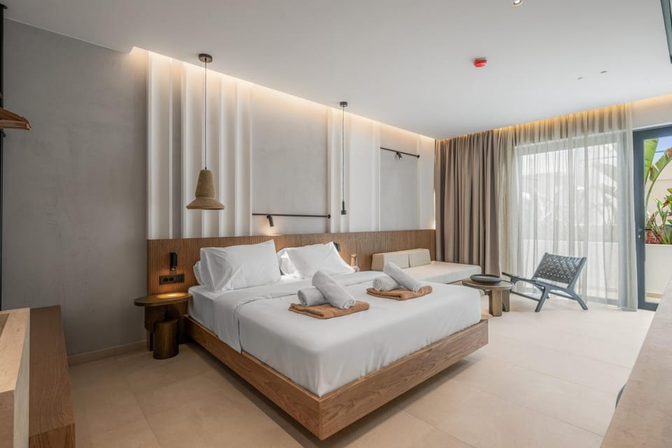 Bed, Living room, Photo of the whole room, Seating area, Bedroom