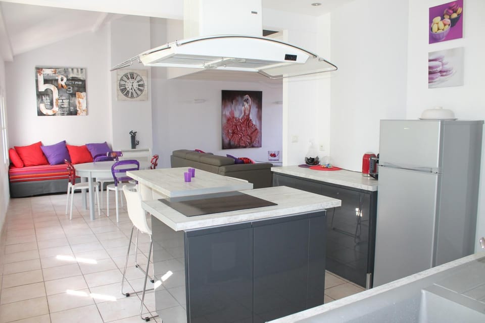 Coffee/tea facilities, Kitchen or kitchenette, Dining area, Landmark view, minibar