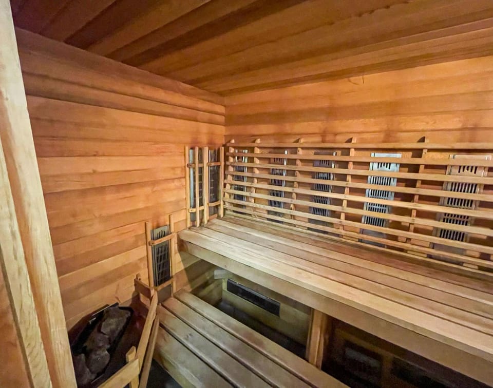 The Perch - Spa & Pool Chalet in Beaupre
