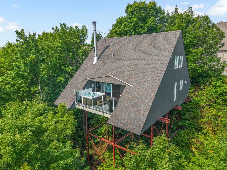 The Perch - Spa & Pool Chalet in Beaupre