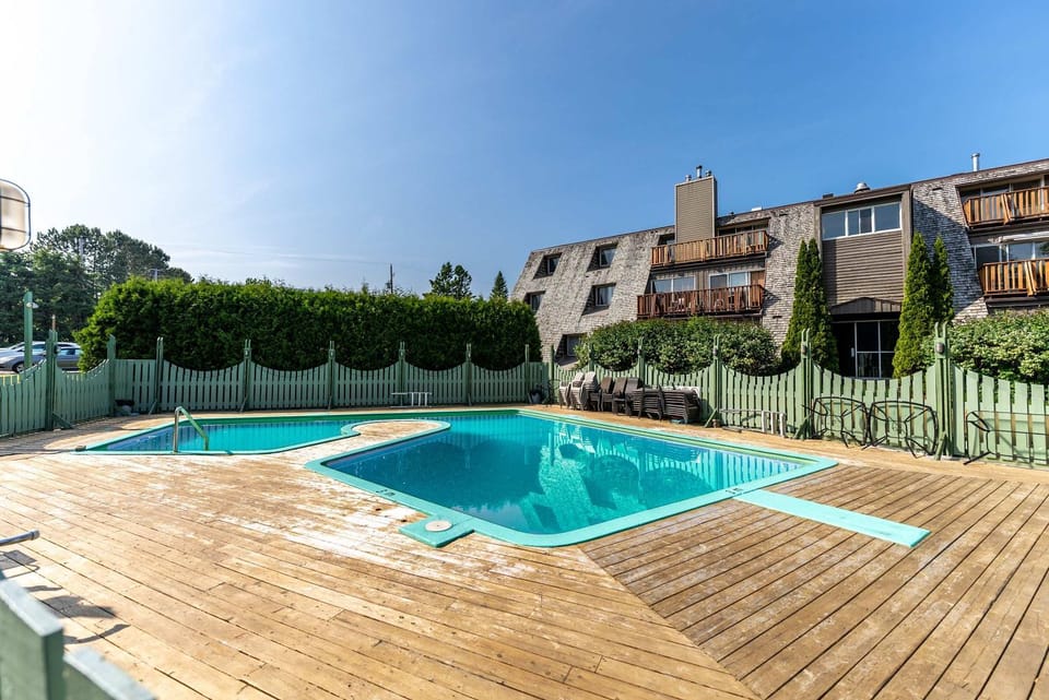 The Perch - Spa & Pool Chalet in Beaupre