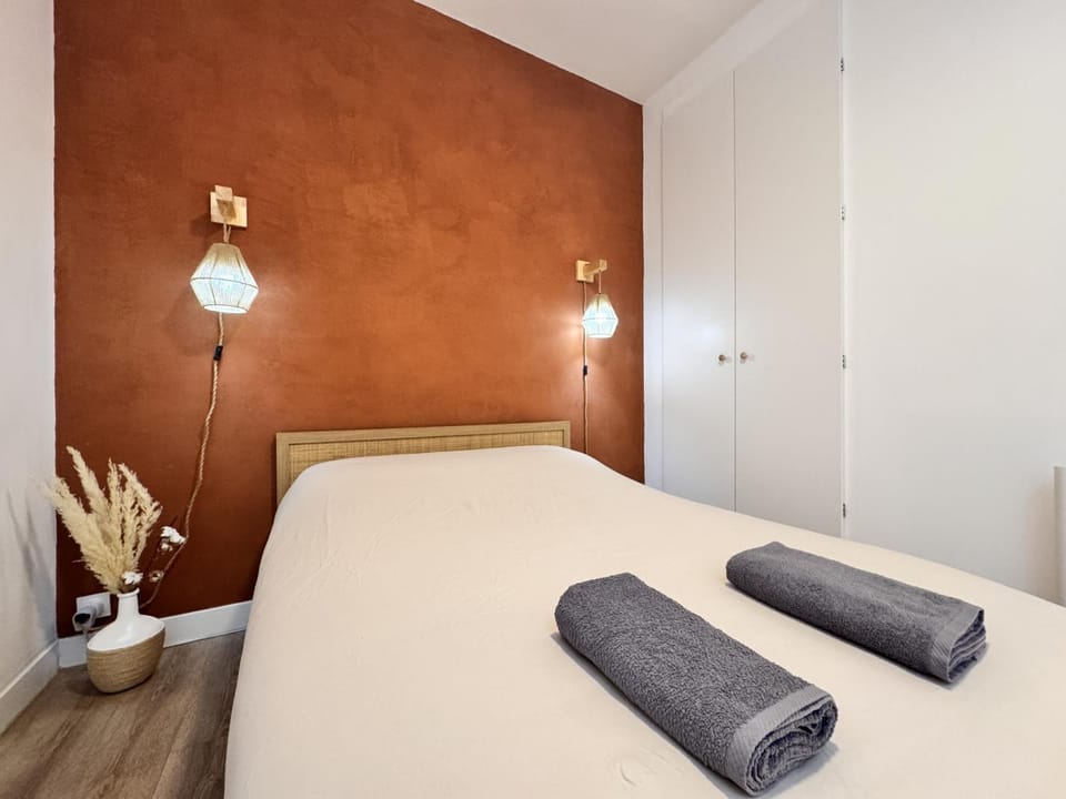 Bed, Photo of the whole room, Bedroom, towels