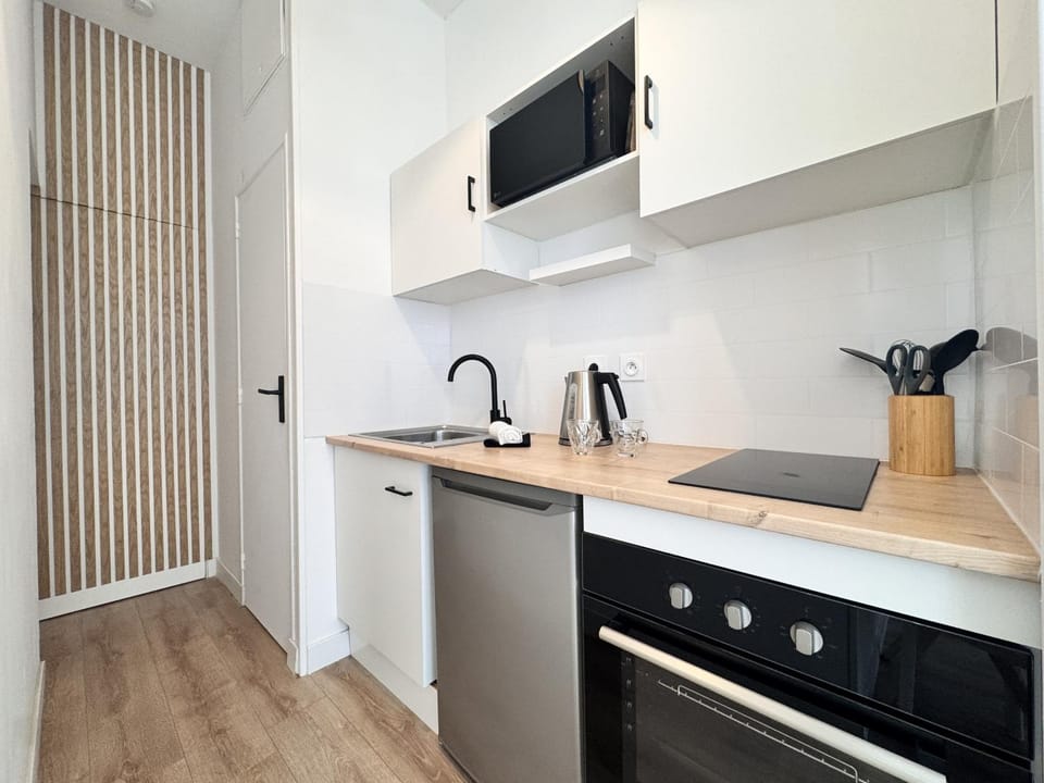 Kitchen or kitchenette, oven, stove
