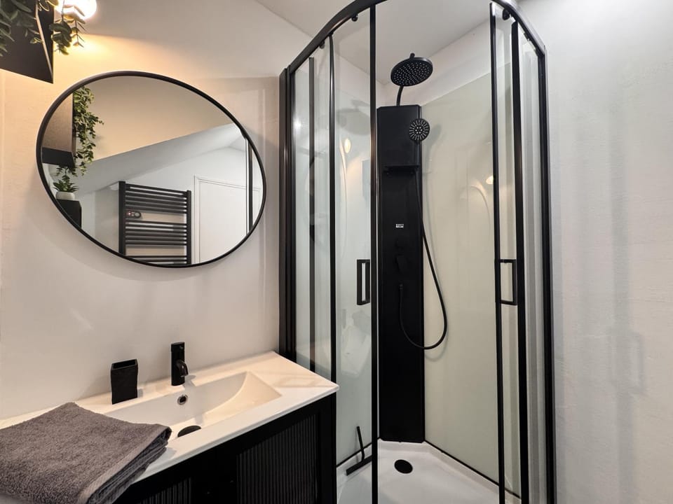 Shower, Bathroom, towels