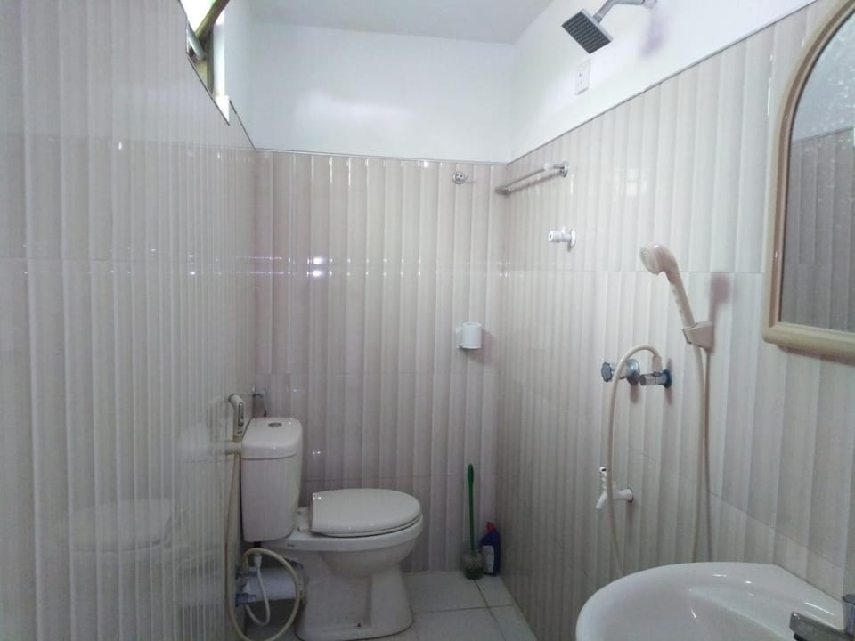 Shower, Bird's eye view, Garden, Garden, Library, Library, On-site shops, Bathroom, Balcony/Terrace, Balcony/Terrace, Bedroom, Garden view, Garden view, Street view, Street view, Family, Family