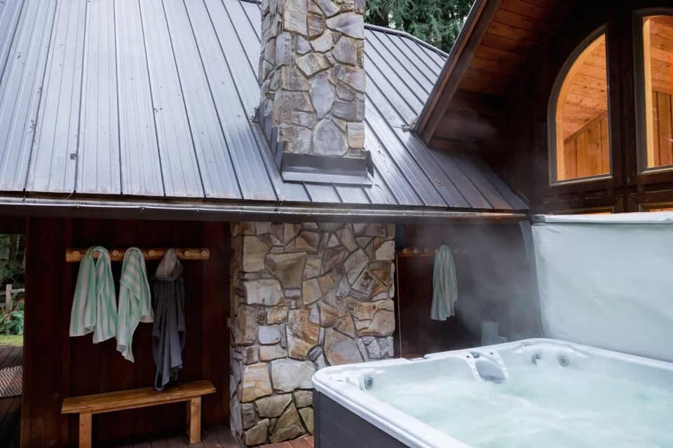 Forrest Lodge Large Private Luxury w Hot Tub House in Mount Hood Village
