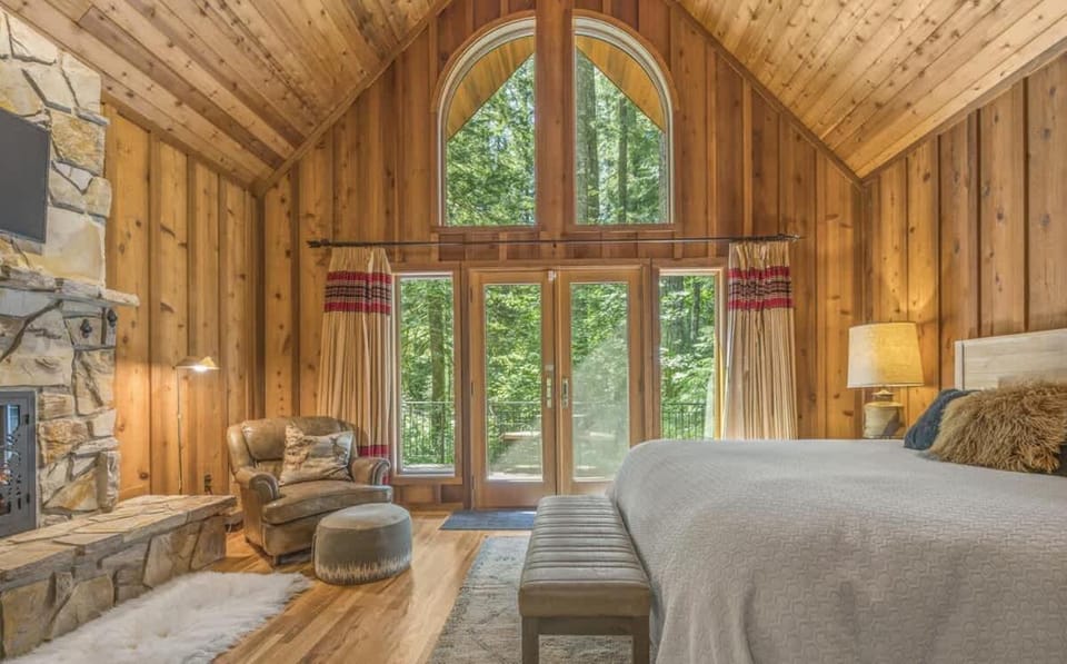 Forrest Lodge Large Private Luxury w Hot Tub House in Mount Hood Village