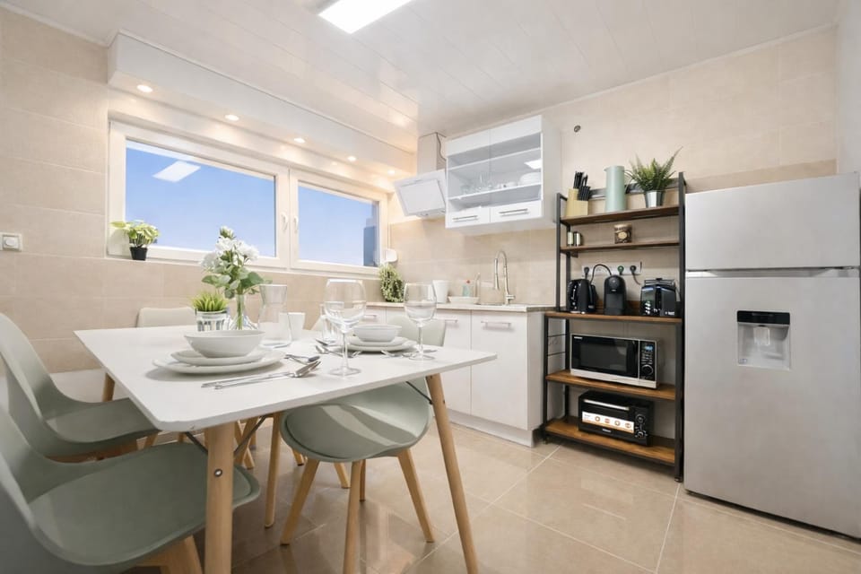 Coffee/tea facilities, Kitchen or kitchenette, Dining area, oven, stove, toaster