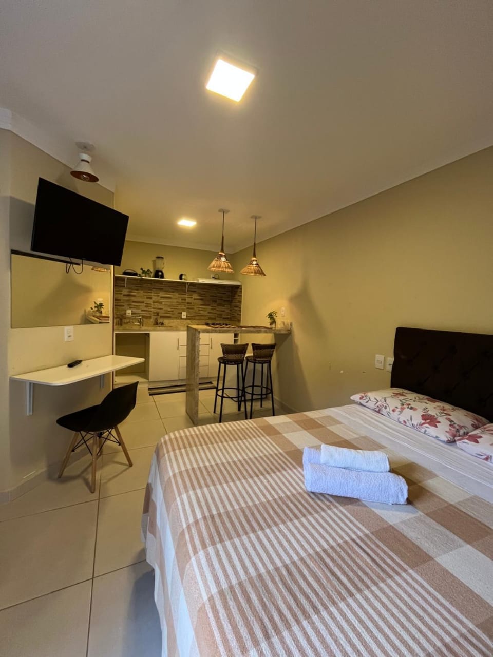 Bed, TV and multimedia, Kitchen or kitchenette, Photo of the whole room, Dining area, Bedroom, hair dresser, minibar, towels