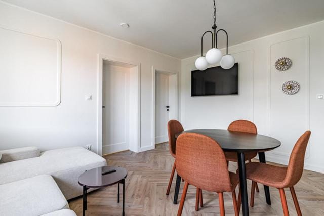 TV and multimedia, Living room, Seating area, Dining area