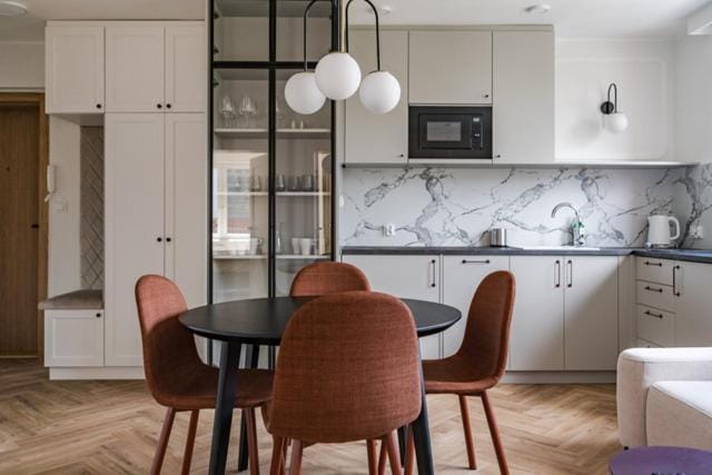 Kitchen or kitchenette, Seating area