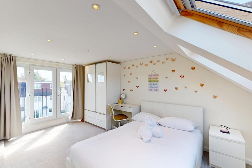 3 Bed Home - 10 Min Walk to Mill Hill Tube House in London