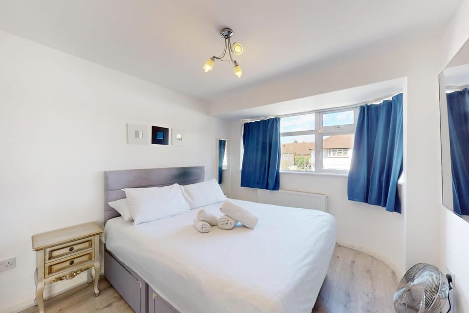 3 Bed Home - 10 Min Walk to Mill Hill Tube House in London