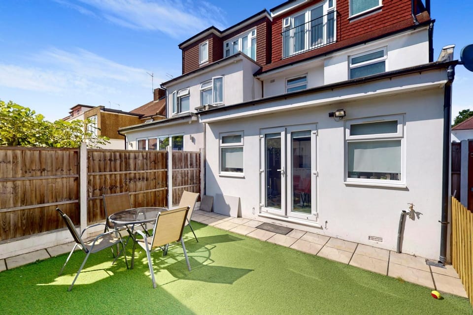 3 Bed Home - 10 Min Walk to Mill Hill Tube House in London
