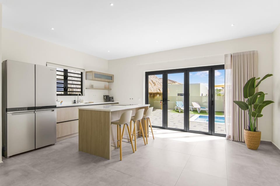 Kitchen or kitchenette, Pool view, Swimming pool, dishwasher, oven, stove