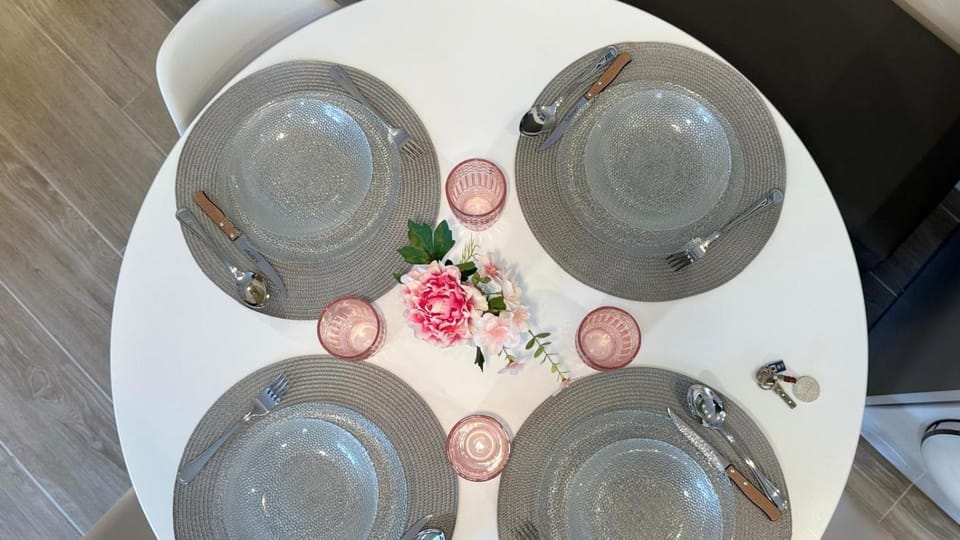 Food and drinks, Dining area, Food